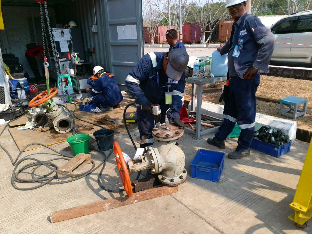 Valve servicing at the GIE mobile test bench container