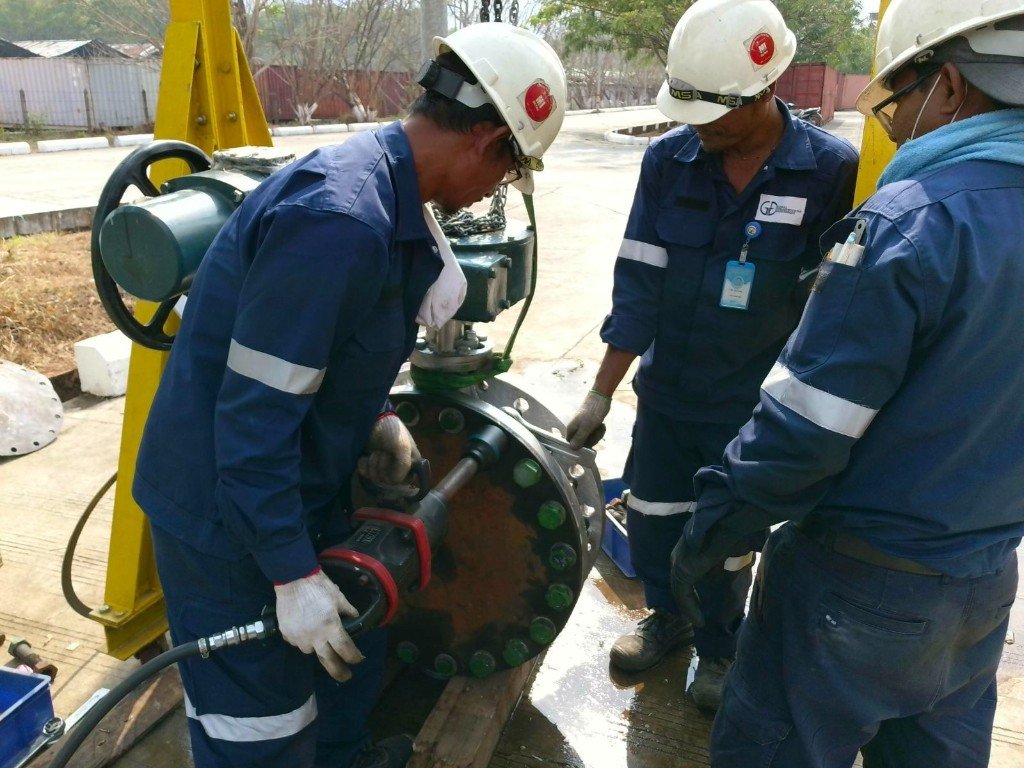GIE team performing bolt tensioning on a flange assembly